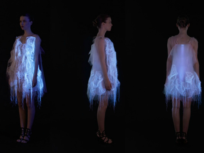 Платье выполнено из тончайшей органзы и фотолюминесцентных нитей, которые начинают мерцать под воздействием человеческого взгляда.
