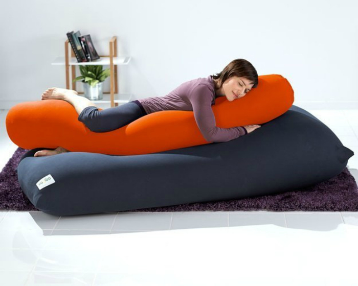 Мягкие подушки в полный рост, которые можно превратить в кресла или диван.