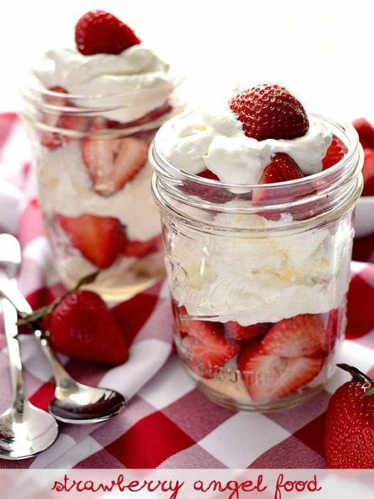 Приготовьте легкие десерты из ягод и сливок и разложите их в маленькие баночки.