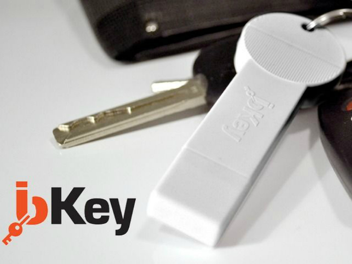 Девайс под названием bKey представляет собой аксессуар-аккумулятор в виде ключа с соответствующим разъемом для крепления к брелоку. 