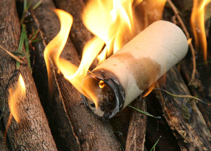 Самодельный разжигатель огня из пустых  трубок с под бумажных полотенец или туалетной бумаги и волокна.