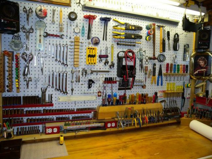 Часто гараж и домашняя мастерская совмещены, поэтому весь инструмент и расходные материалы должны иметь удобную систему хранения.
