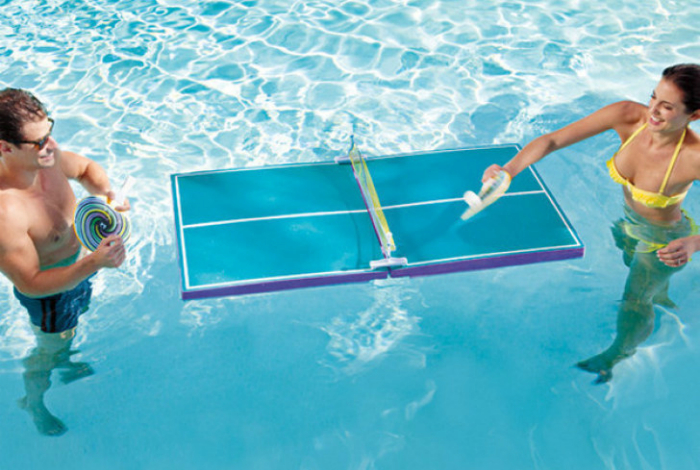 Водонепроницаемый пинг-понг прекрасно подходит для активного отдыха на пляже или в бассейне всей семьей. Стоит такая игрушка примерно 80 долларов США.