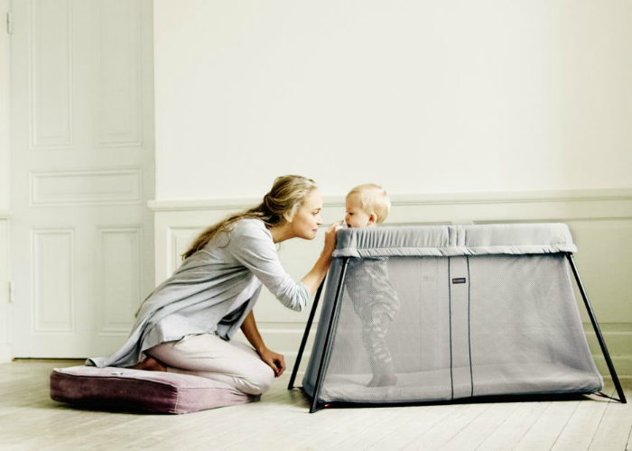 Компактный детский манеж - Travel Crib Light от компании BabyBjorn.