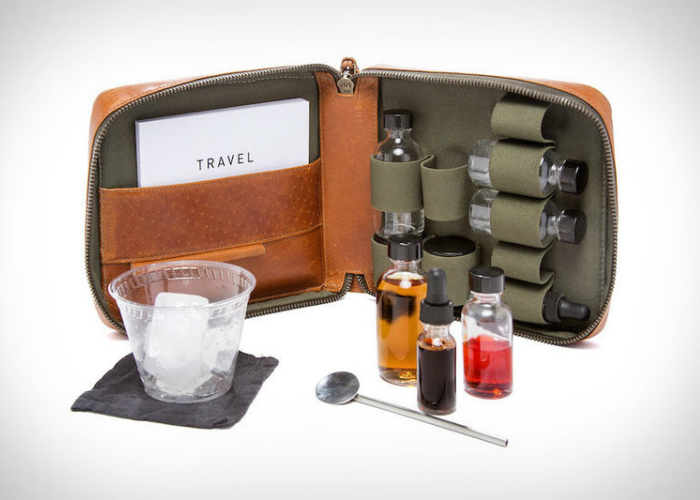 Необычный дорожный набор - Travel Cocktail Kit.