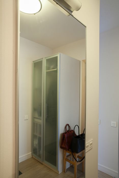 Полупрозрачные двери шкафа в прихожей поддерживают лёгкую атмосферу в интерьере