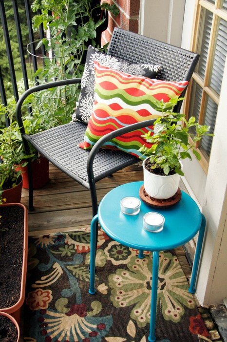 Плетёная мебель на балконе