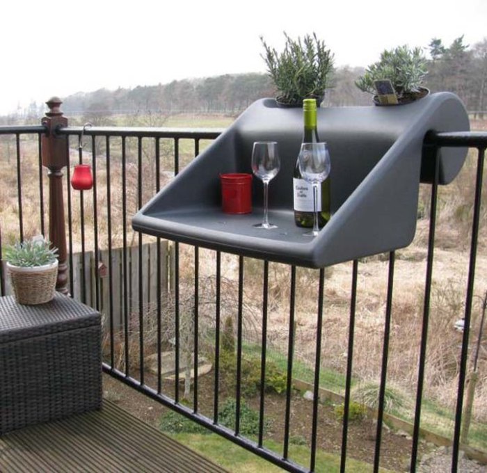 Мобильный столик для балкона