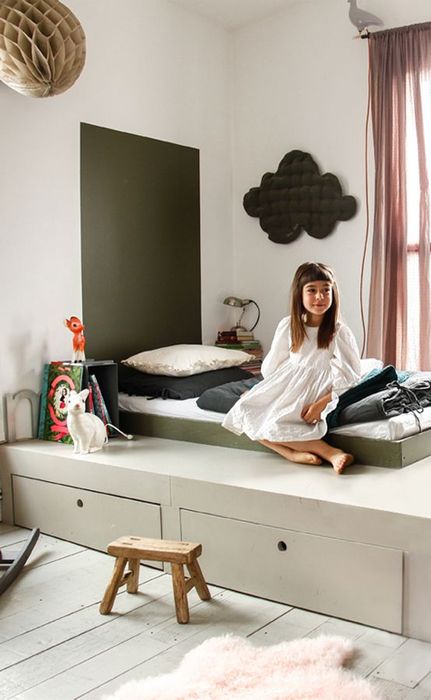 Кровать-подиум – украшение спальни