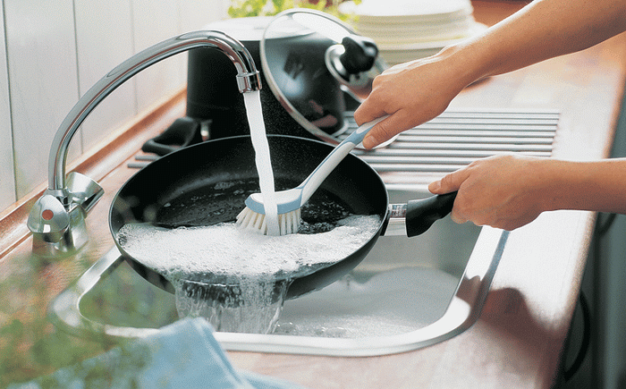 Как очистить сковороду от нагара и жира с обеих сторон