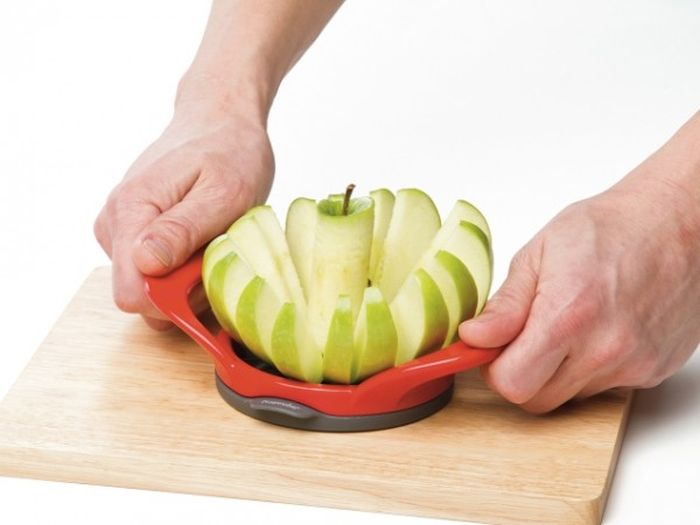 Нарезать яблоко на дольки без ножа
