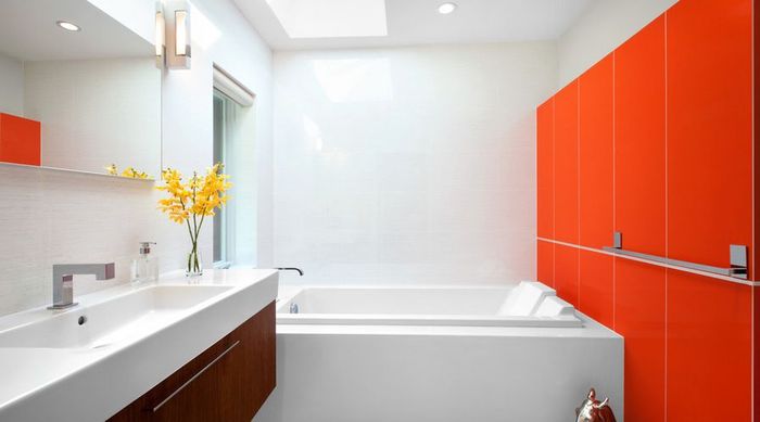 Оранжевый цвет в интерьере ванной комнаты