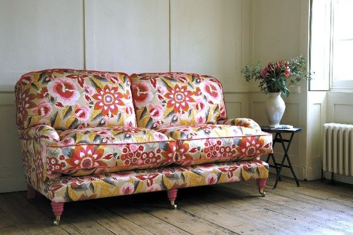 4. Стильный диван с цветочной обивкой