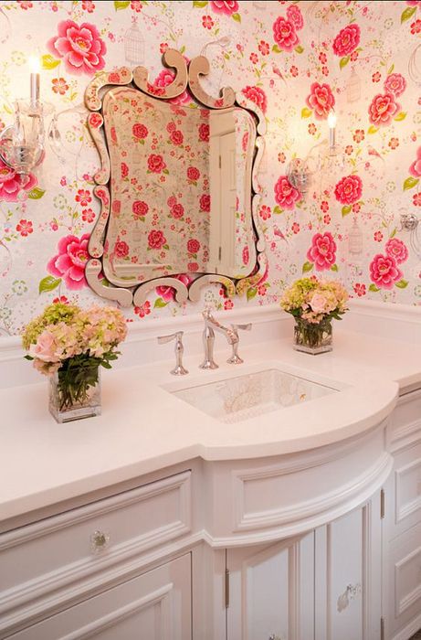 3. Нежный цветочный интерьер небольшой ванной комнаты