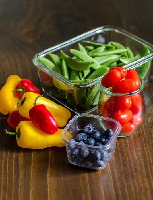 Овощи и фрукты в холодильнике удобно хранить в пластиковых контейнерах