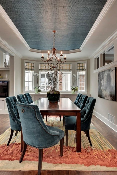 Кресла с вытянутыми спинками и потолок глубокого синего оттенка работают на визуальное поднятие низкого потолка