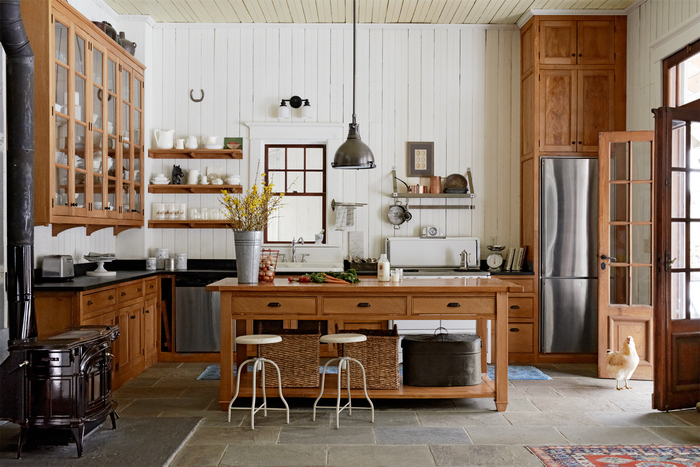 Кухня в деревенском стиле: 5 идей для летнего интерьера и 15 красивых примеров
