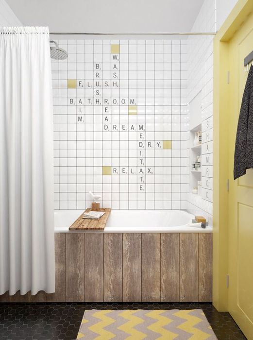 Кроссворд на стене - креативное решение для ванной