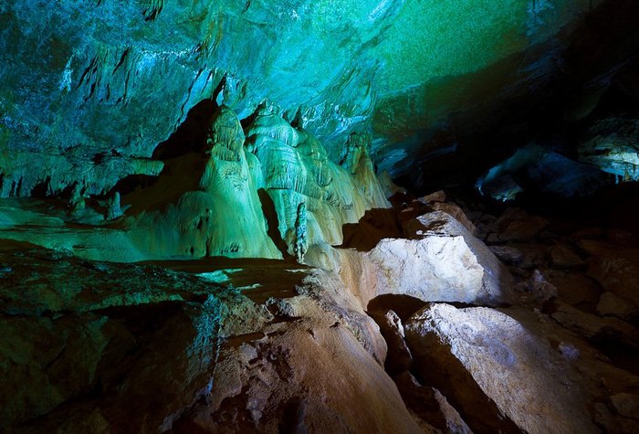 Мраморная пещера имеет глубину - 60 метров. Автор фото: Денис Французов
