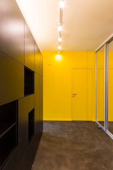 Стены в прихожей жёлтые, чтобы наполнить интерьер дополнительным теплом