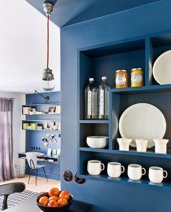 Глубокий синий цвет в интерьере маленькой квартиры
