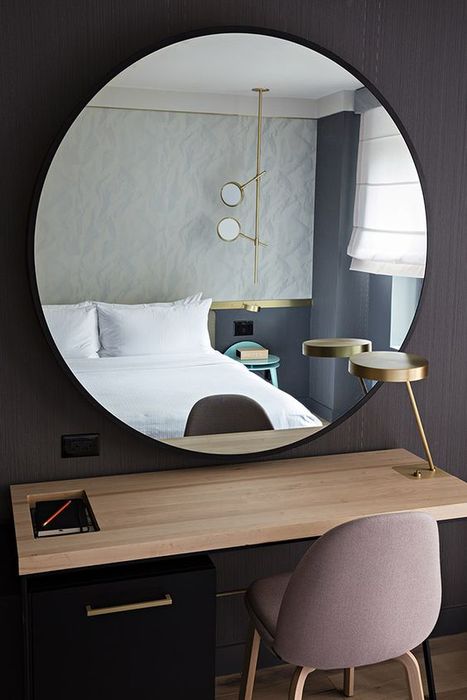 Круглое зеркало в спальне