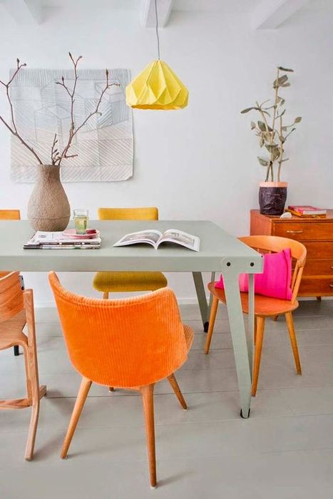 Оранжевые стулья в столовой