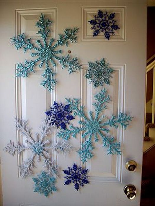 Декор двери снежинками
