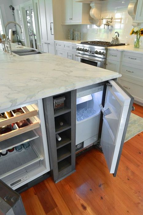 Холодильник, встроенный в кухонный остров