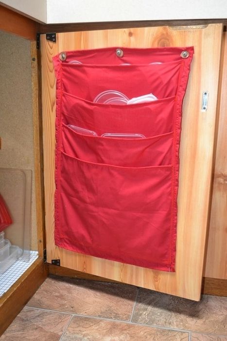 1. Текстильный кармашек для хранения крышек, специй и других кухонных мелочей