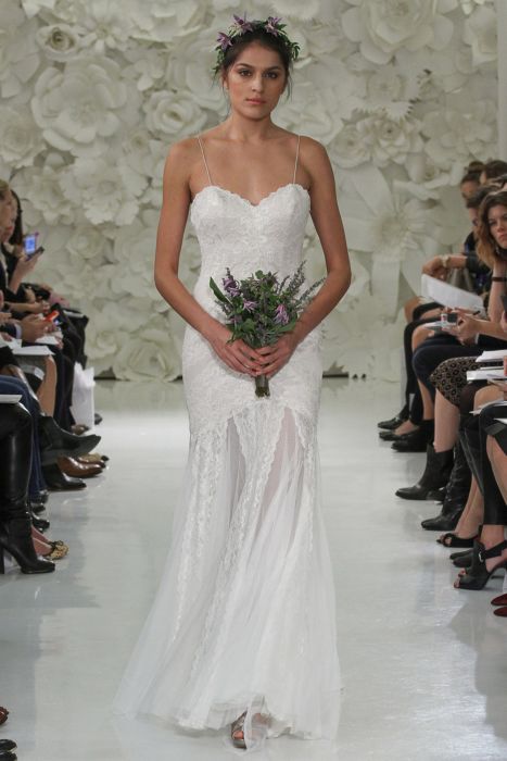 Свадебное платье в стиле бохо можно дополнить венком из живых цветов