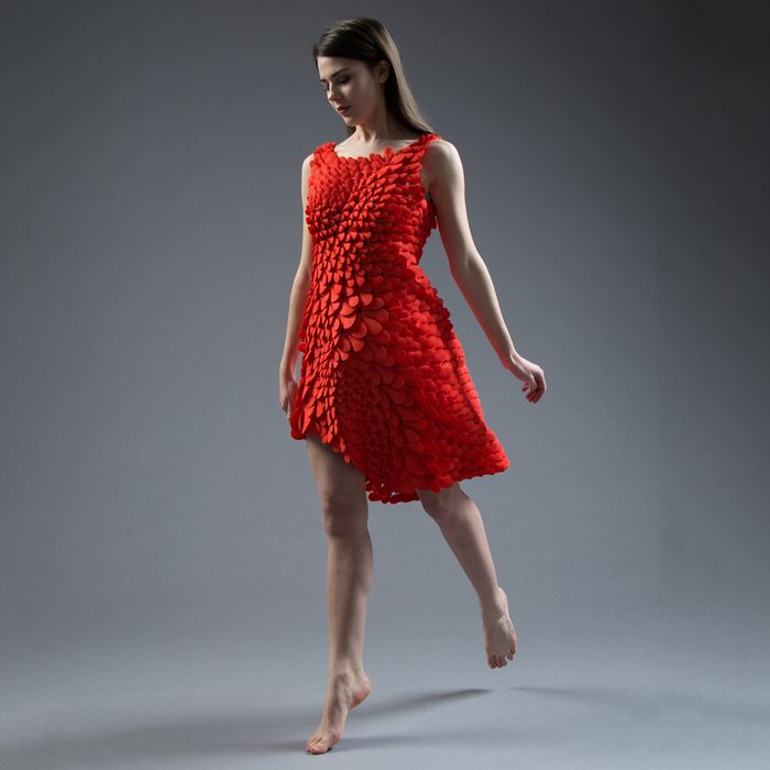 4D-платье из лепестков нейлона