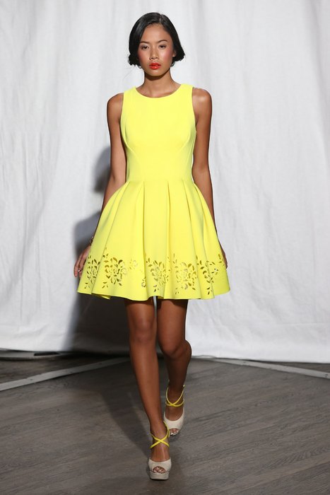 Модное жёлтое платье