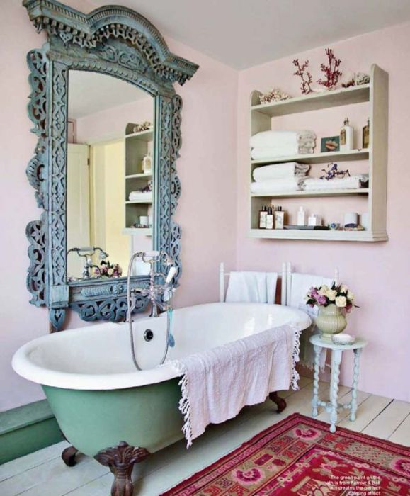 Зеркало в массивной раме - яркий элемент декора в винтажной ванной