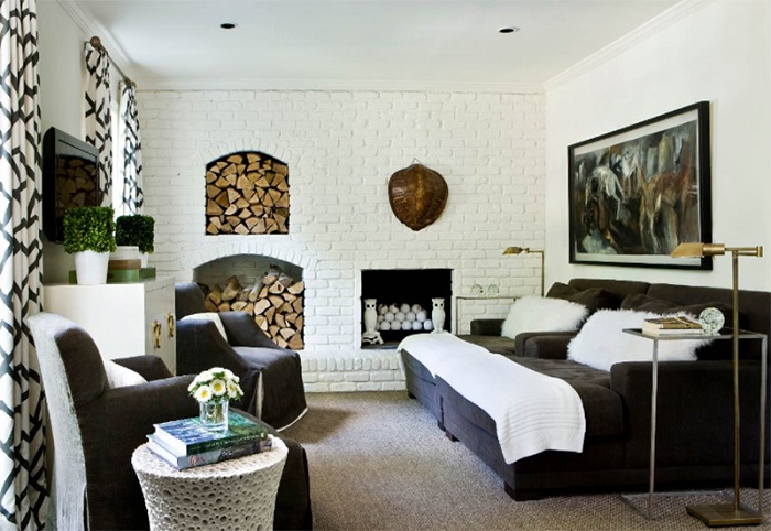Удобная мебель и белоснежная каменная стена - отличительные черты этой гостиной.