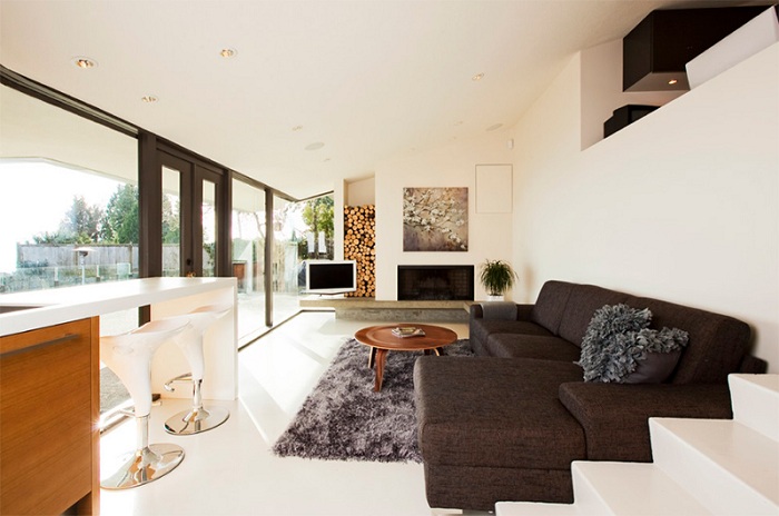 Современный дизайн гостиной с местом для хранения дров - простое и удобное решение для дизайна комнаты.