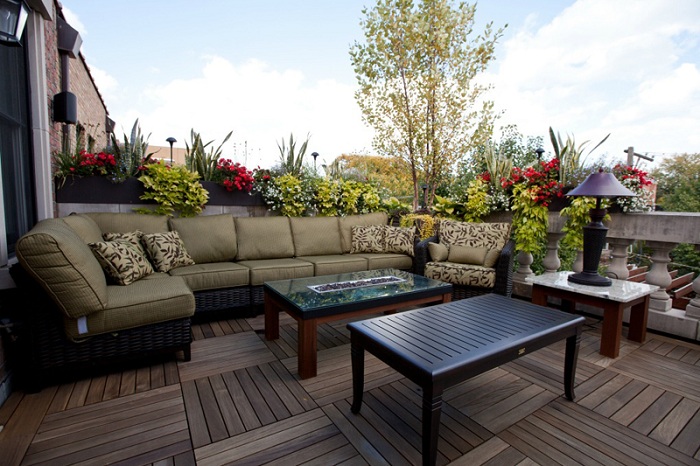 Хороший вариант разместить на воздухе диван цвета хаки, простое и стильное решение.