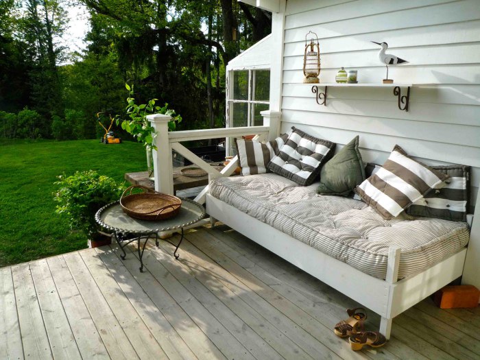 Отличный полосатый диванчик для настоящего отдыха - подойдет для приятного времяпровождения.