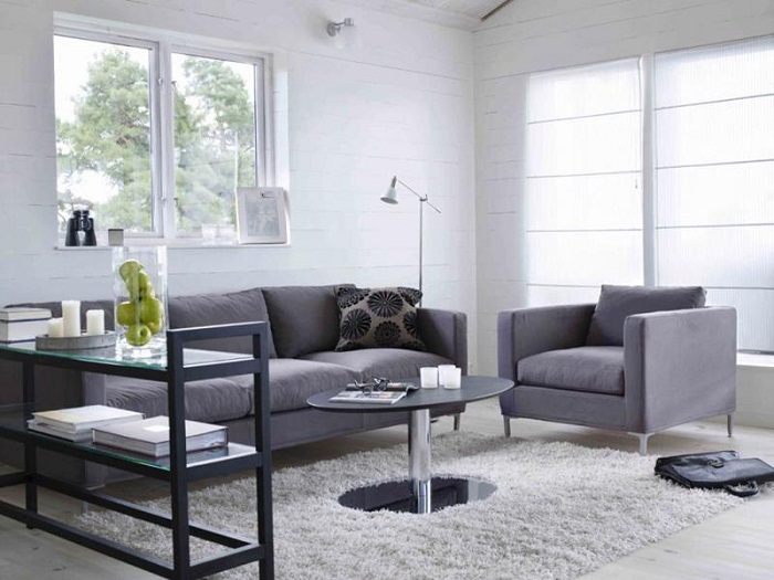 Серая цветовая гамма и оригинальная мебель - отличительные особенности крохотной гостиной.
