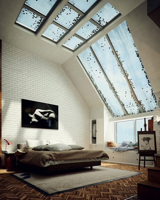 Пространство спальной задано с помощью размещения в ней крутого и большого мансардного окна, что добавляет освещения комнате.