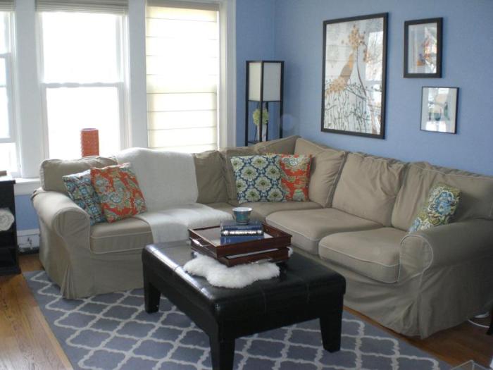 Мягкий и большой диван добавляет легкости интерьеру в нежно-голубых тонах.