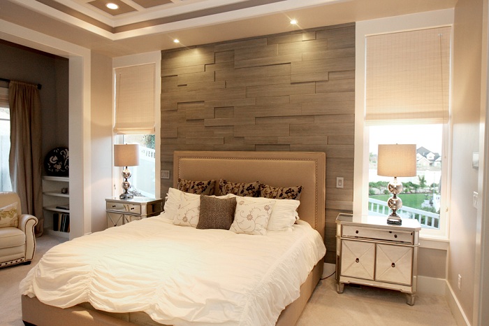 Прекрасное оформление спальни, которую украшает необычная стена.