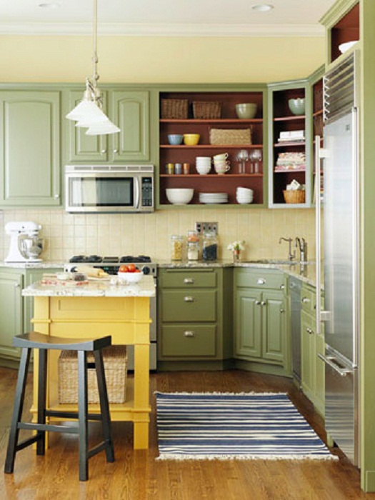 Симпатичное оформление кухонного гарнитура в зеленоватых тонах, то что порадует глаз и освежит интерьер.