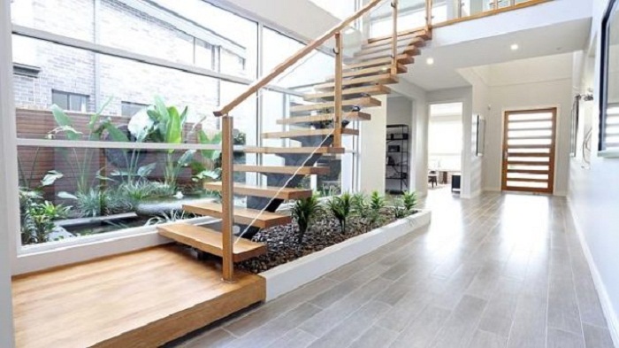 Пожалуй один из самых лучших вариантов декорирования пространства дома при помощи деревянной лестницы и мини-сада.
