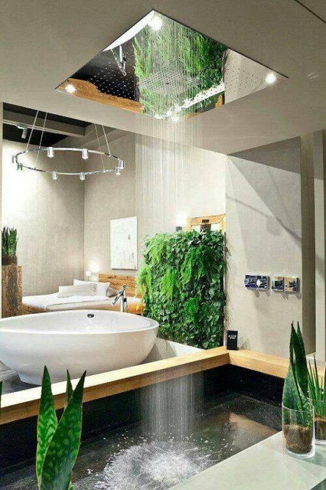 Интересный и очень крутой интерьер в ванной комнате создан благодаря обустройству её живыми цветами, что создают особенную атмосферу.
