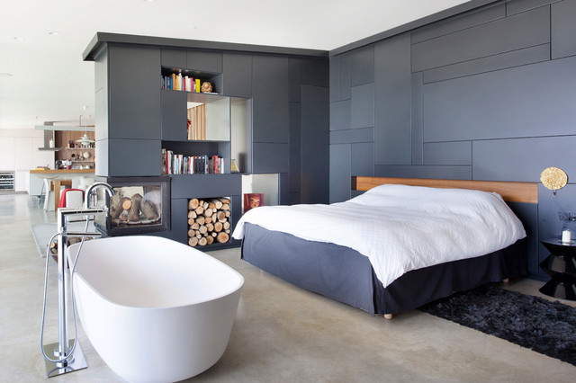 Черно-белые цвета в оформлении спальни подчеркнут сочетание классики с современным промышленным стилем.