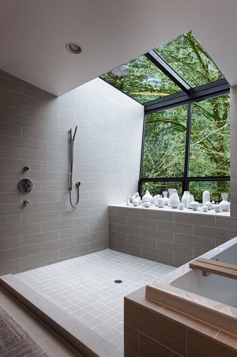Нестандартное решение создать мансардное окно в ванной комнате, что позволит одновременно любоваться природой.