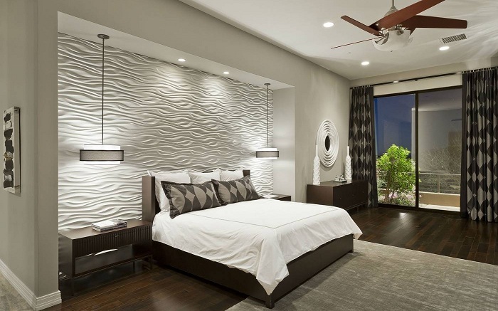 Светлая атмосфера в комнате создана благодаря белой текстурированной стене у изголовья кровати.