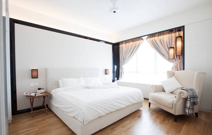 Интересный интерьер спальной в светлых тонах, что преображен с помощью кремово-кофейных штор.