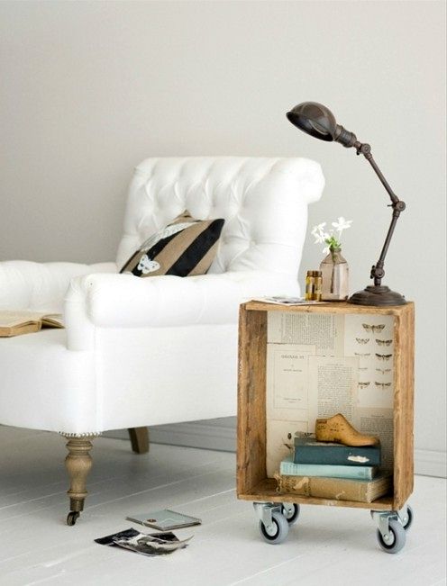 Столик сделанный своими руками из ящика украсит любую комнату.